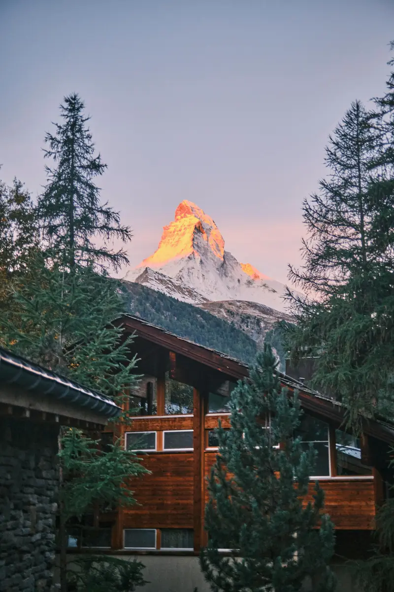 Chalet au pied du Cervin au lever du soleil