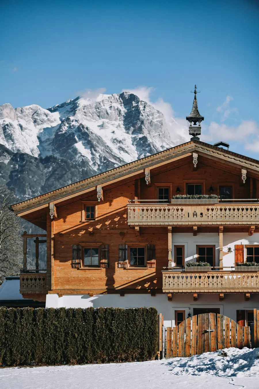 Chalet en bois sous les sommets enneigés du Valais