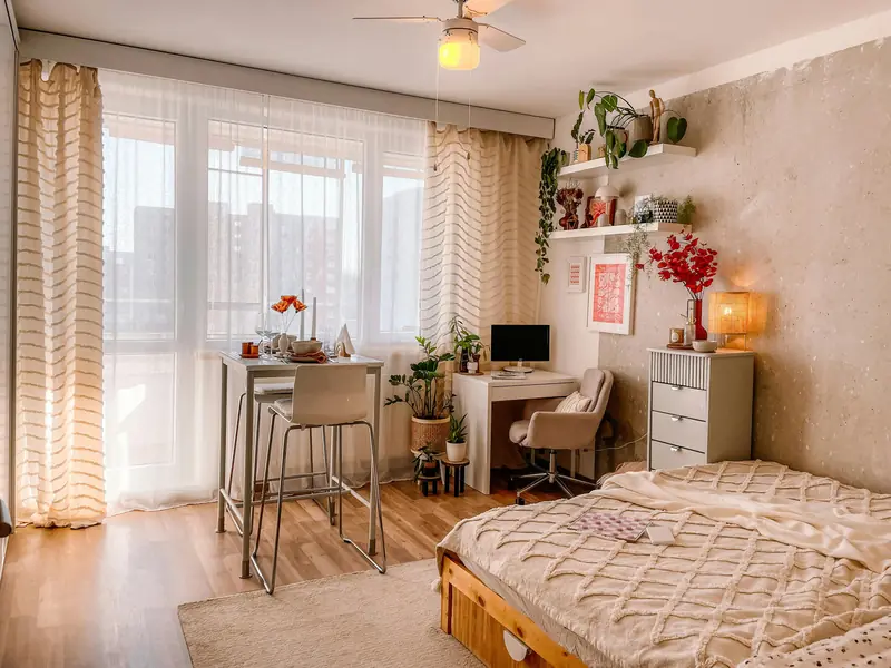 Séjour lumineux d'un appartement prêt à accueillir