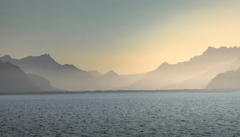 Le Léman à l'aube, montagnes dans la brume